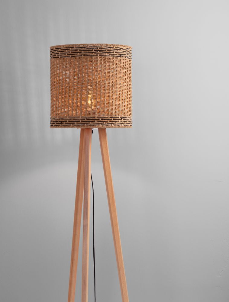 Plette Stehlampe Natur mit einem Korb aus Rattan und Holzfüßen, ideal für gemütliche Wohnräume
