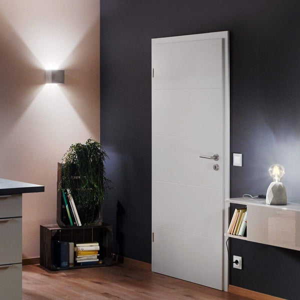 s.luce Applique Plinth in cemento grigio su una parete moderna, illumina uno spazio elegante.