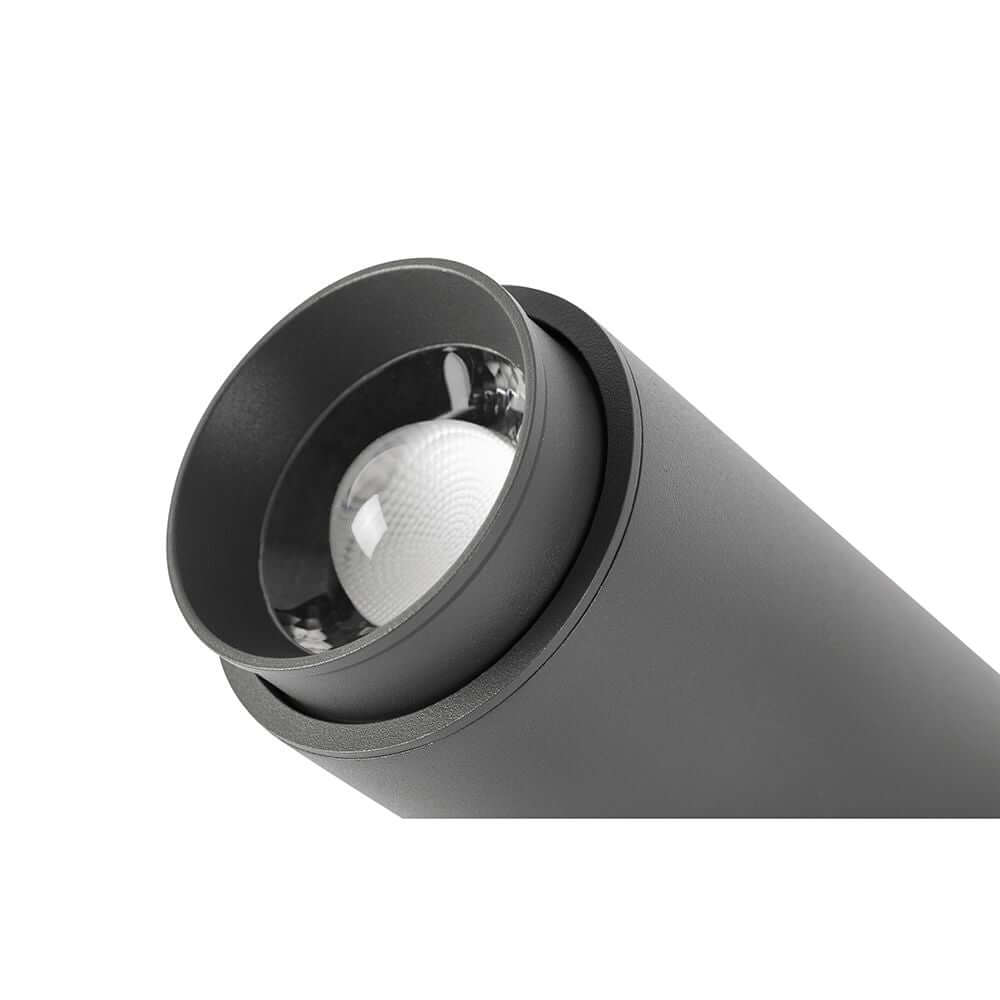 Plom LED Outdoor-Wandstrahler Zoom 18°- 45° IP54 Anthrazit - Fokus auf das LED-Licht und das Teleskopöffnungssystem.