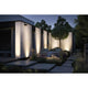 Plug & Shine LED Boden Einbaustrahler Grau IP67 beleuchtet moderne Architektur und Gartenlandschaft.