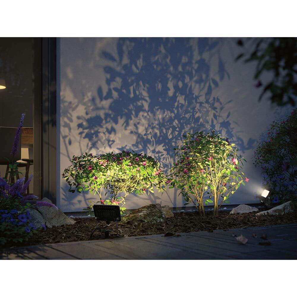 Plug & Shine LED Gartenstrahler Fluter IP65 Schwarz beleuchtet Pflanzen im Garten.