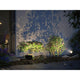 Plug & Shine LED Gartenstrahler Fluter IP65 Schwarz beleuchtet Pflanzen im Garten.