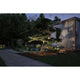 Plug & Shine LED Gartenstrahler Radix IP65 Grau beleuchtet Baum in Gartenlandschaft bei Nacht.