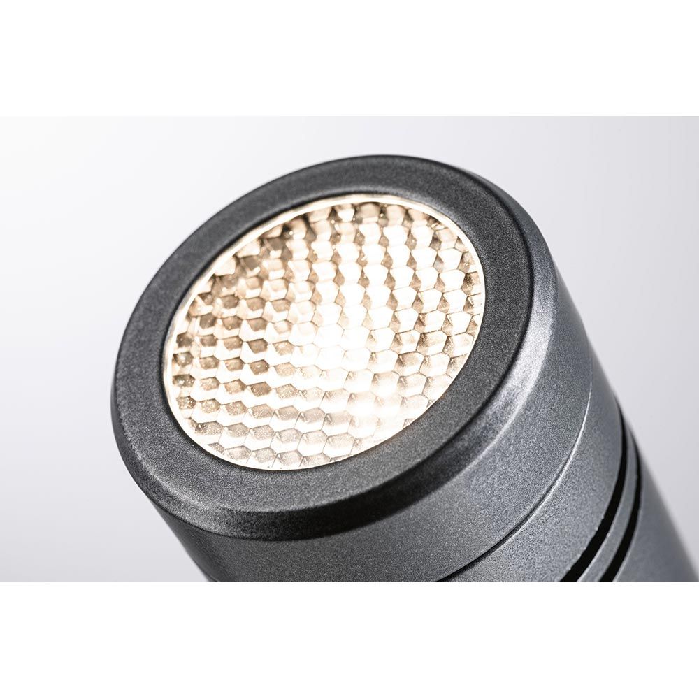 Nahaufnahme des Plug & Shine LED Gartenstrahlers Radon mit warmweißem Licht und wetterbeständigem Design.