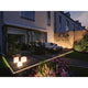 Plug & Shine LED Gartenstrahler Smart Home Zigbee Anthrazit IP65 im Garten bei Nacht mit schöner Beleuchtung.