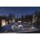 Beleuchteter Plug & Shine LED Cube im verschneiten Garten mit Bäumen und winterlicher Atmosphäre.