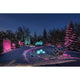 Beleuchteter Garten im Winter mit Plug & Shine LED Cube in Pink und Türkis, verschneite Bäume und Landschaft.