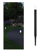 Projecteur sur piquet Plug & Shine LED Flarea Noir IP65 sur un chemin dans le jardin avec une lumière antireflet