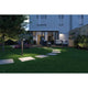 Plug & Shine LED Pollerleuchte Ito Horizontale Ausrichtung IP65 im Garten, moderne Beleuchtung auf Gehwegen.