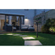 Plug & Shine LED Pollerleuchte Ito Horizontale Ausrichtung IP65 im Garten mit modernen Möbeln.
