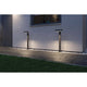 Plug & Shine LED Pollerleuchte Ito Horizontale Ausrichtung IP65 an der Wand mit Lichtstrahlen auf dem Boden.