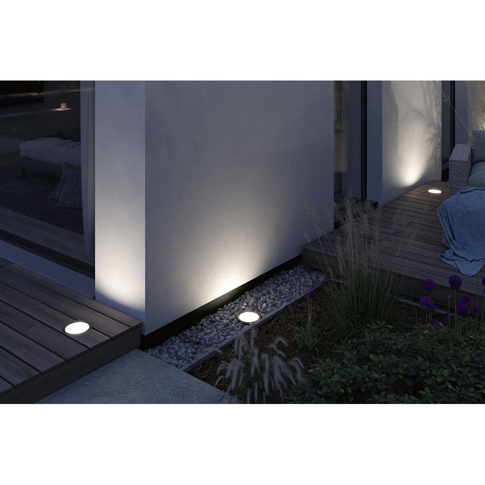 Plug & Shine LED Wandfluter Ocos Anthrazit illuminiert Wände und Pflanzen im Außenbereich.