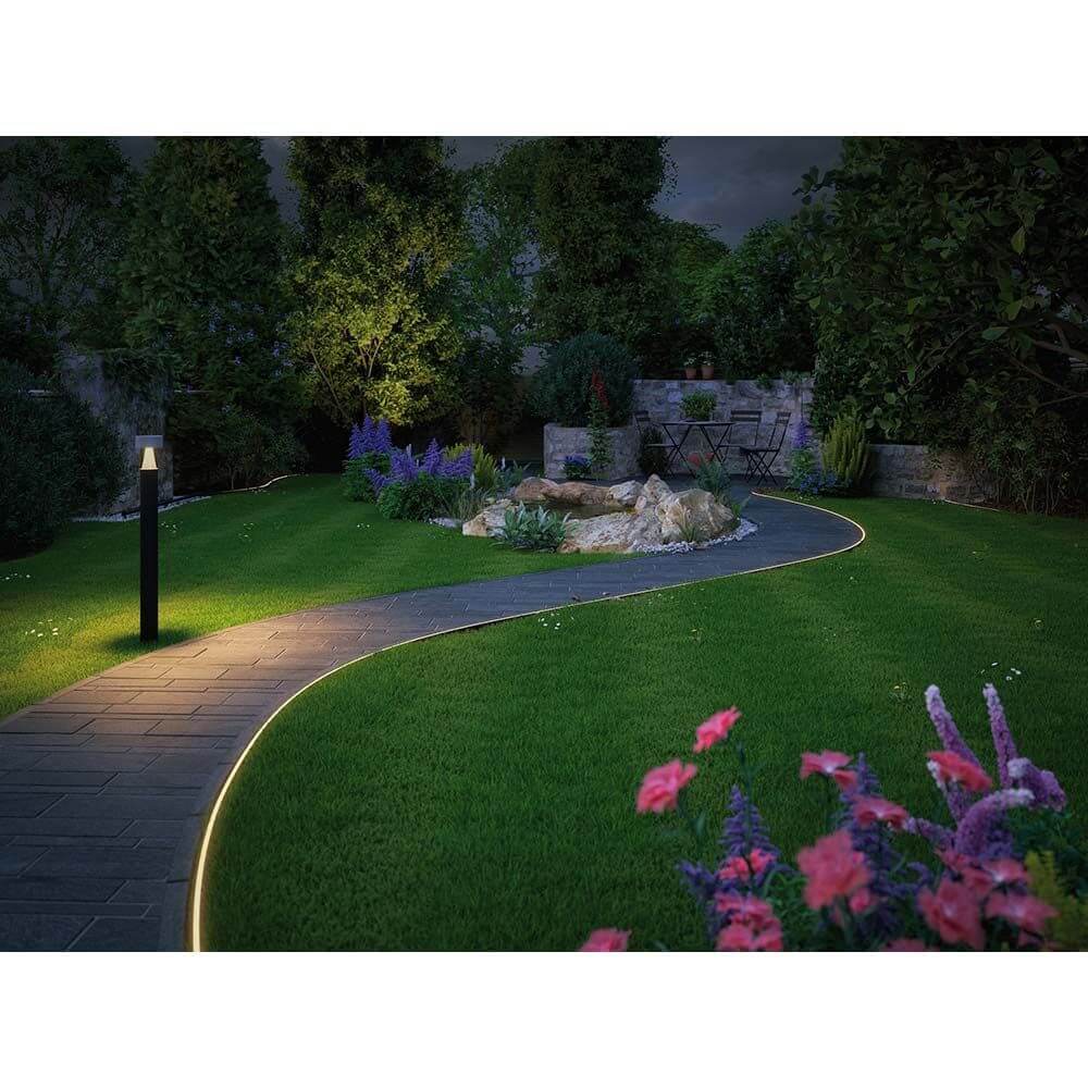 LED Plug & Shine Neon Stripe IP67 3000K 5m leuchtet den Gartenweg im Dunkeln aus.
