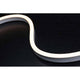 LED Plug & Shine Neon Stripe IP67 3000K 5m auf schwarzem Hintergrund, flexibles Lichtband mit homogener Beleuchtung.