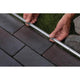 Installation des Plug & Shine Neon-Stripe Profil 1m auf Pflastersteinen für eine geradlinige LED-Beleuchtung.