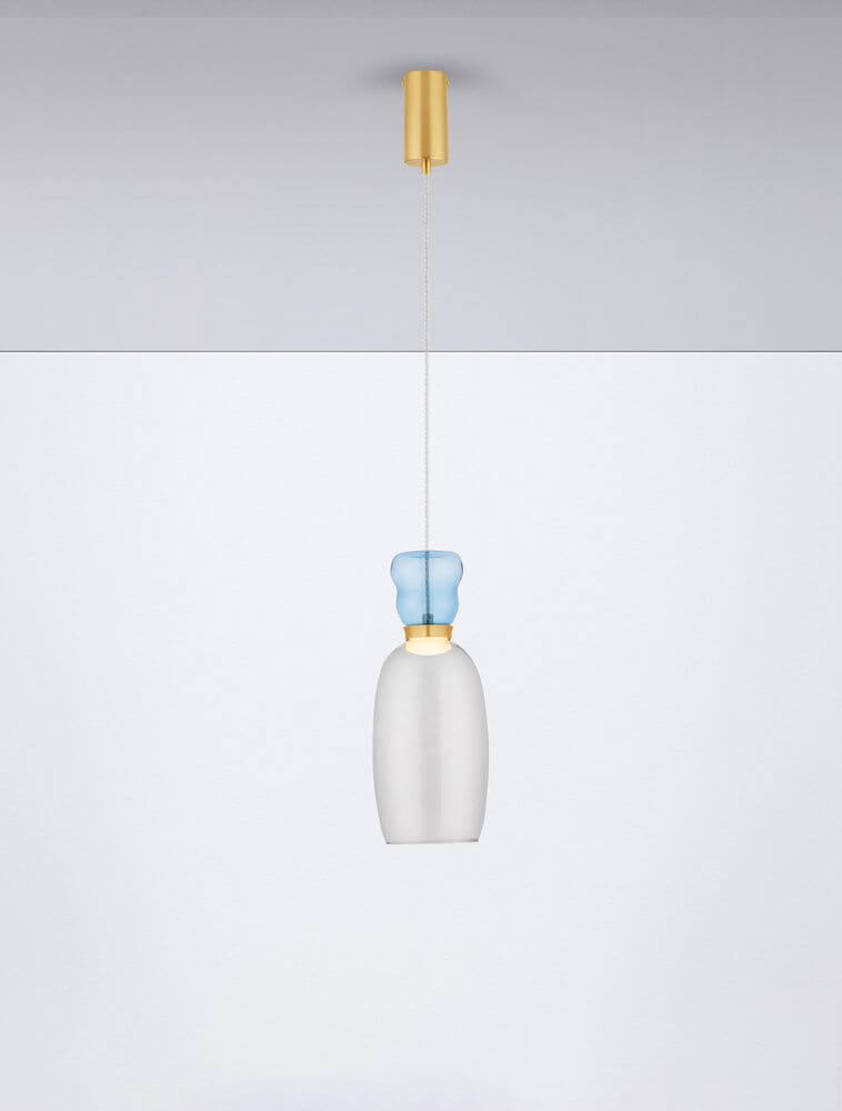 Pluma LED Pendelleuchte Ø 15cm 3000K Mehrfarbig mit stilvollem Glasleuchtenschirm in Gold, Blau und Rauch.