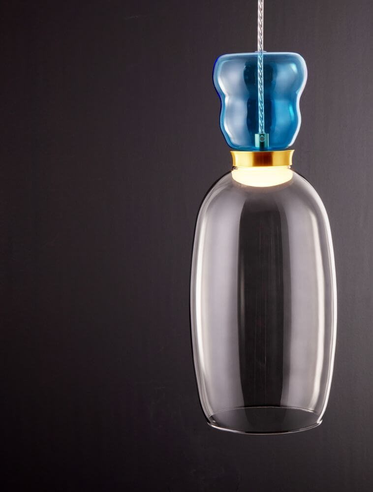 Pluma LED Pendelleuchte Ø 15cm 3000K Mehrfarbig, modernes Design mit gläsernem Lampenschirm in Gold und Blau.
