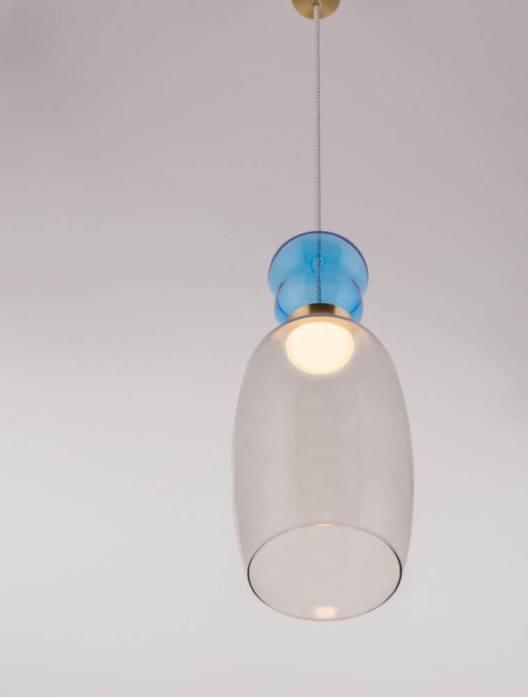 Pluma LED Pendelleuchte Ø 15cm 3000K Mehrfarbig mit buntem Glasleuchtenschirm in Gold, Blau und Rauch.