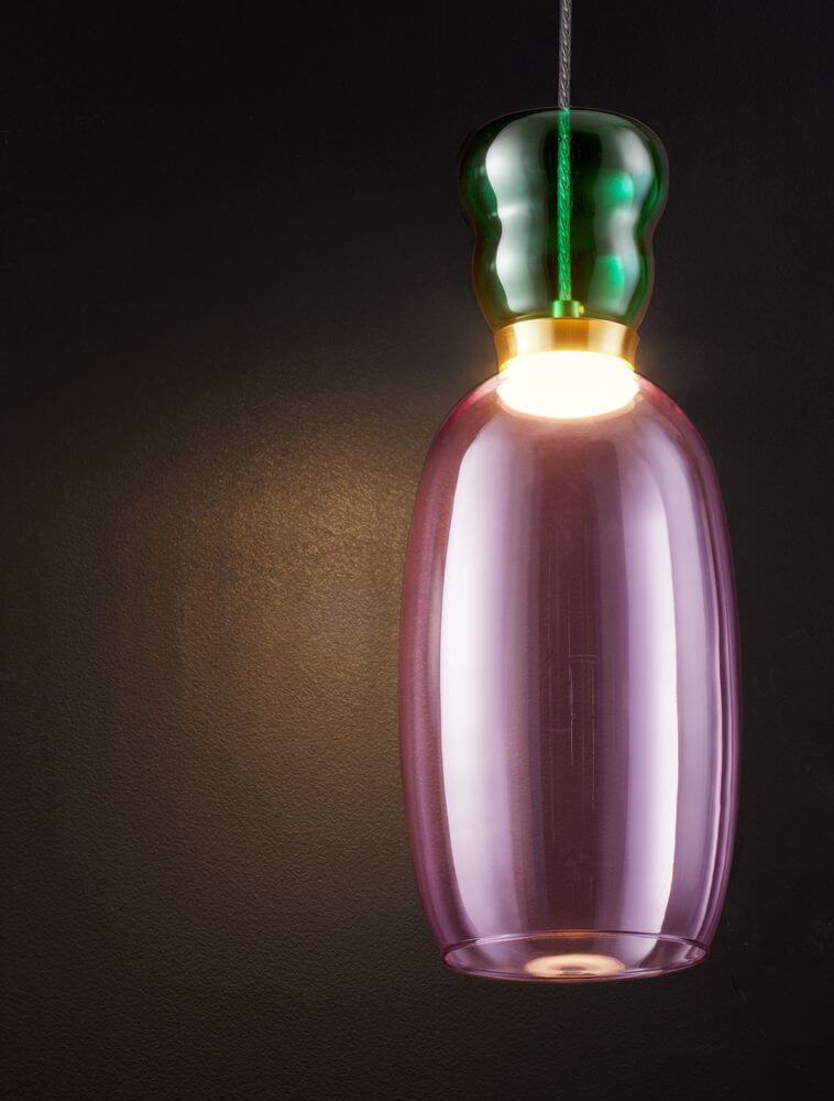 Pluma LED Pendelleuchte Ø 15cm 3000K Mehrfarbig mit buntem Glasleuchtenschirm im modernen Design.