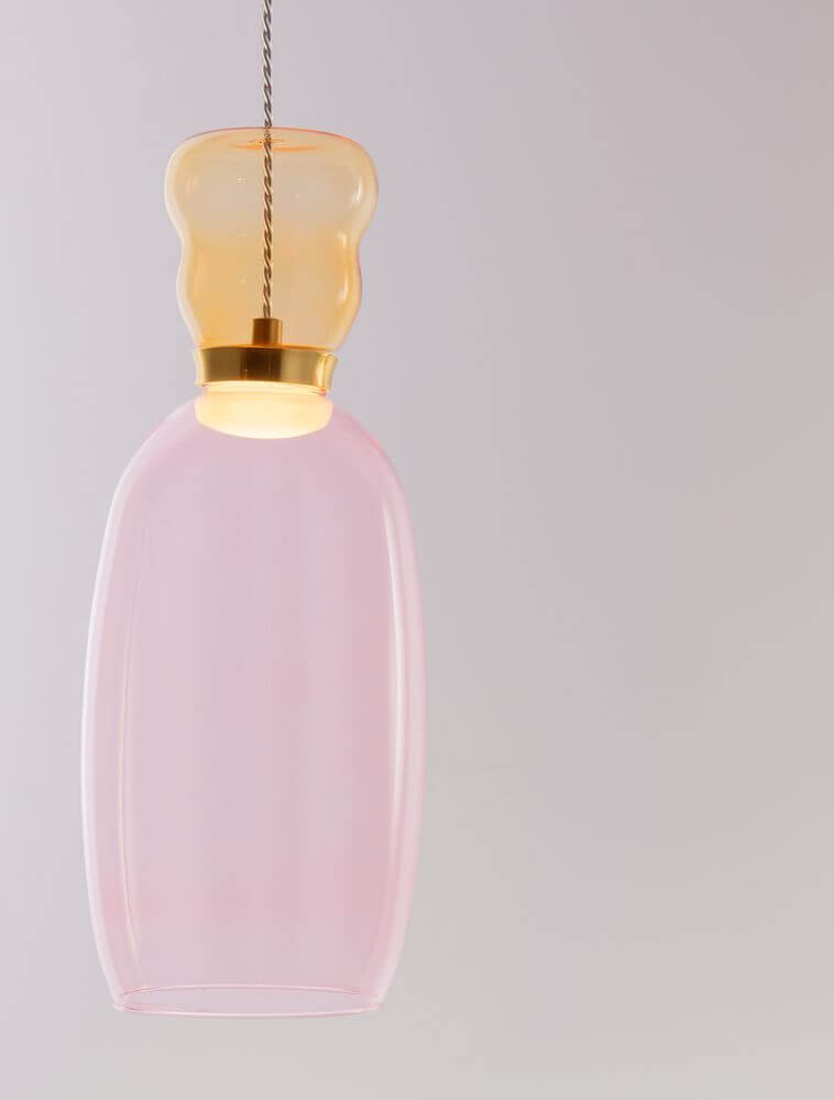 Pluma LED Pendelleuchte Ø 15cm 3000K Mehrfarbig in modernem Design mit buntem Glasleuchtenschirm.