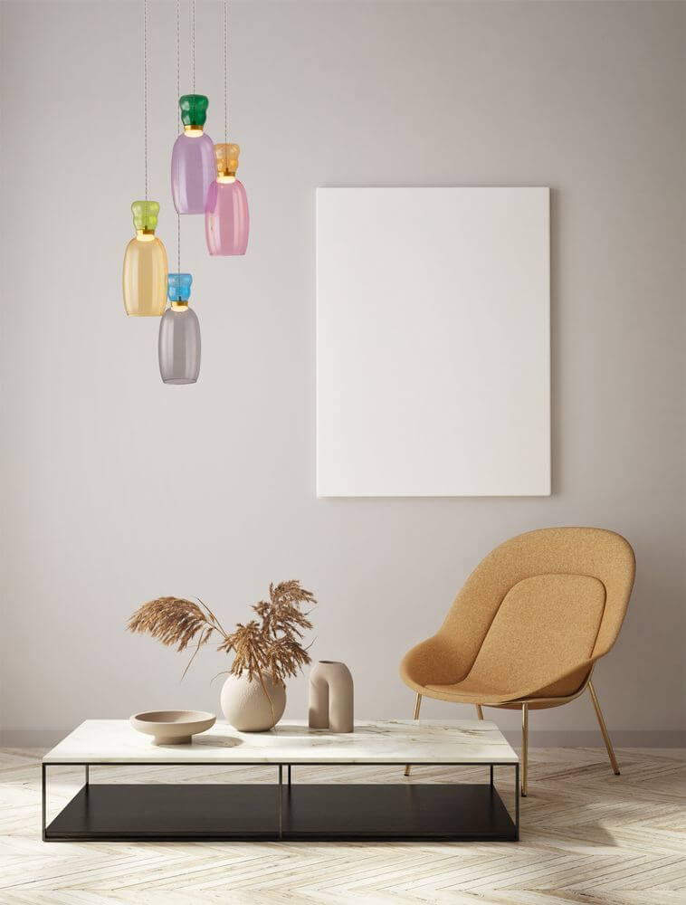 Pluma Pendelleuchte 4-flammig Ø 40cm 3000K Mehrfarbig über einem modernen Wohnzimmer mit einem beigen Sessel.