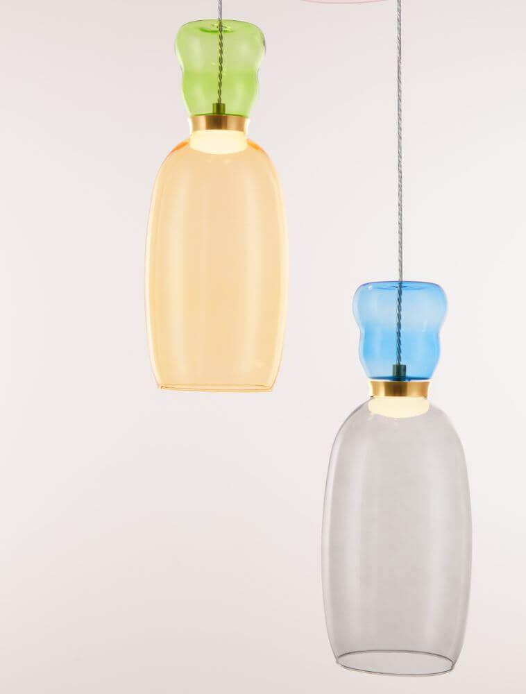 Pluma Pendelleuchte 4-flammig Ø 40cm 3000K Mehrfarbig mit bunten Glas-Elementen in Grün, Blau und Rauch.