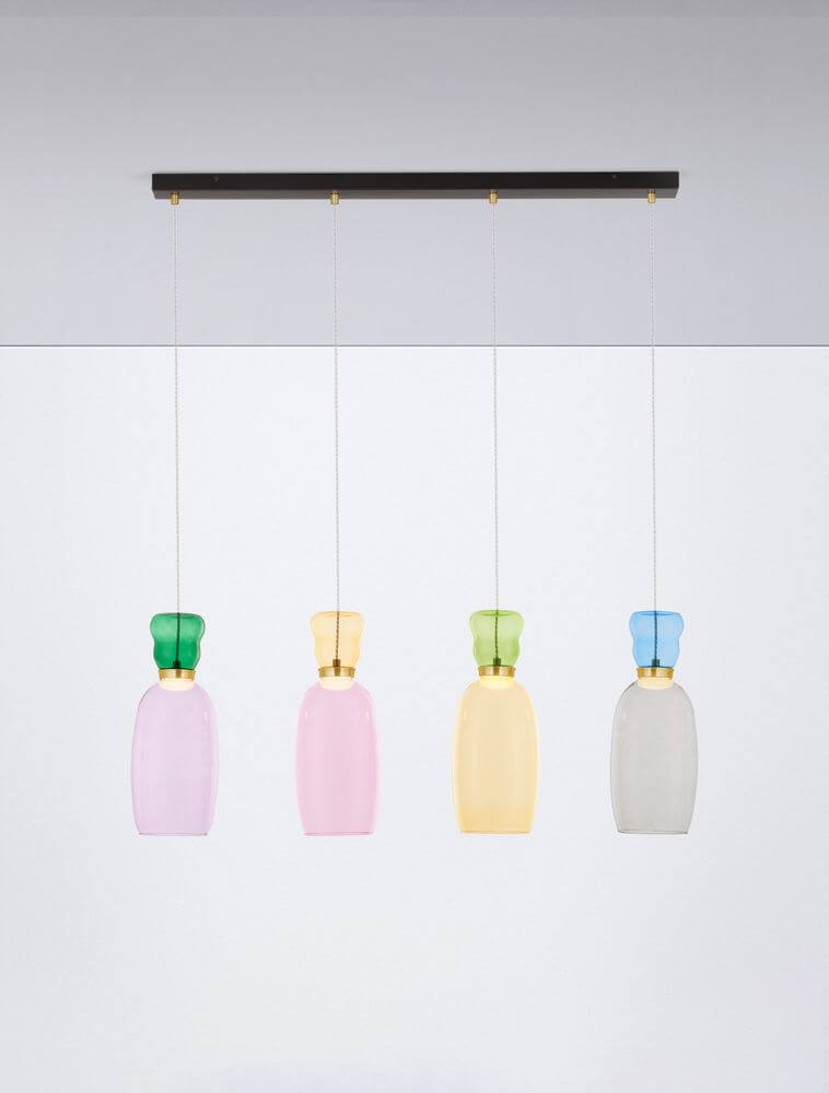 Pluma Pendelleuchte Balken 91 cm4-flammig 3000K Mehrfarbig mit bunten Glasaufsätzen