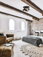 Pogno Deckenleuchte 3-flammig Ø 22cm Schwarz, Gold im modernen Schlafzimmer mit Holzdecke
