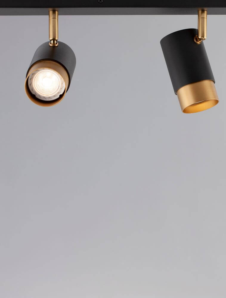 Alt Tag: Pogno Deckenleuchte 3-flammig Schwarz, Gold - zwei schwenkbare Aluminium-Spots mit schwarzer Außenfläche und goldenen Akzenten