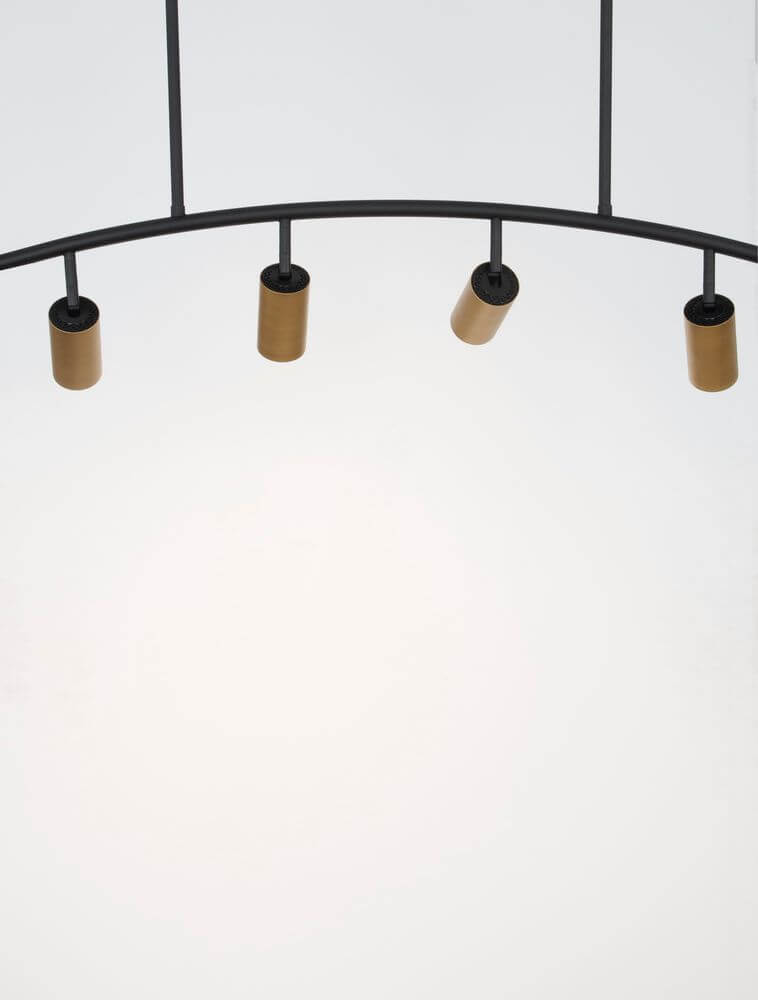 Pogno Pendelleuchte 4-flammig Bogen Schwarz, Gold mit eleganten Lampenschirmen in Gold und modernem Design.