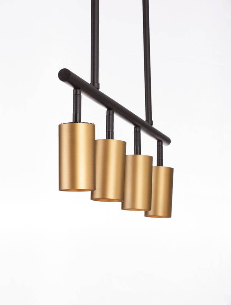 Pogno Pendelleuchte 4-flammig Schwarz, Gold mit vier goldenen Lampenschirmen und schwarzem Gestell.