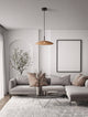 Moderne Wohnlandschaft mit Polifemo LED Pendelleuchte Ø 40cm 3000K und eleganter Einrichtung.