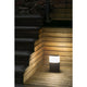 Moderne Gehwegleuchte DATNA 29cm IP44 Dunkelgrau elegant beleuchtet Treppe aus Holz