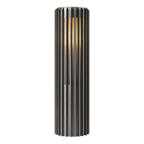 Pollerleuchte Aludra 45 Seaside IP44 mit skulpturalem Design und modernem Minimalismus.