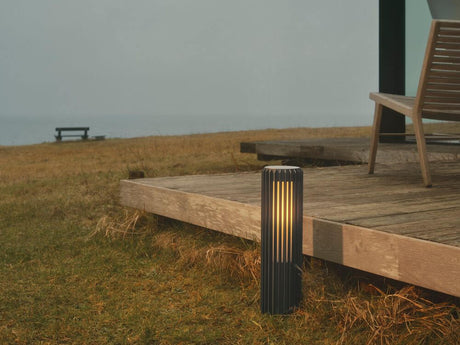 Pollerleuchte Aludra 45 Seaside IP44 auf einer Terrasse, ideal für Außenbeleuchtung.