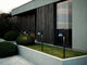 Pollerleuchte Arki 100 IP54 im Außenbereich, elegante Gartenbeleuchtung mit minimalistischen Linien.