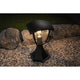 Sockellampe Classic Curved Laterne im Garten mit klassischem Design und klarem Glasschirm.