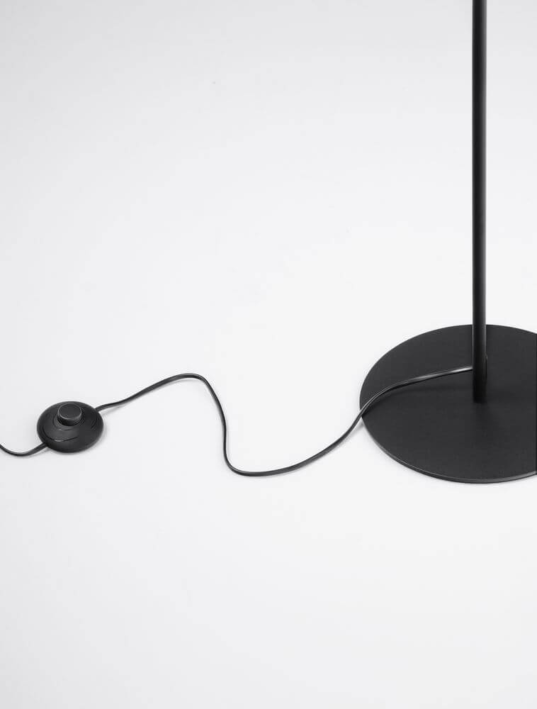 Pongo Stehlampe Schwarz, Gold mit schwarzem Metallsockel und Kabel.