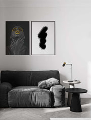 Pongo Tischleuchte Schwarz, Gold auf Beistelltisch in modernem Wohnzimmer mit schwarzem Sofa