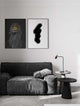 Moderne Wohnzimmereinrichtung mit schwarzem Sofa, zeitgenössischer Kunst und Pongo Tischleuchte Schwarz, Gold.