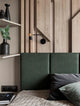Pongo Wandleuchte Schwarz, Gold an einer modernen Wand in einem Schlafzimmer