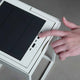 Portofino LED Solar Bodenleuchte IP54 mit Bedienfeld und Solarpanel in Nahaufnahme.