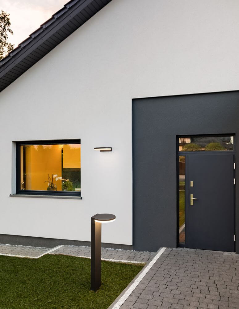 Posen LED Außenwegeleuchte 3000K Anthrazit IP54 neben Hauseingang auf Terrasse und Einfahrt, 10W LED warmweiß, modernes anthrazitfarbenes Pollerdesign