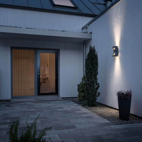 Potenza Außenwandleuchte Anthrazit, klares Acrylglas an der Wand eines modernen Hauses