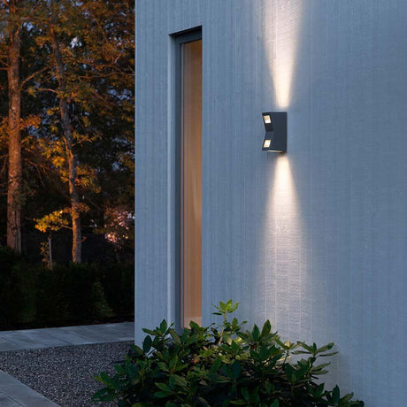 Lâmpada de parede exterior Potenza Up & Down Antracite IP54 numa parede moderna na área exterior.