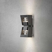 Luminária de parede exterior Potenza em antracite, vidro acrílico transparente instalada numa parede, design moderno com luzes claras.