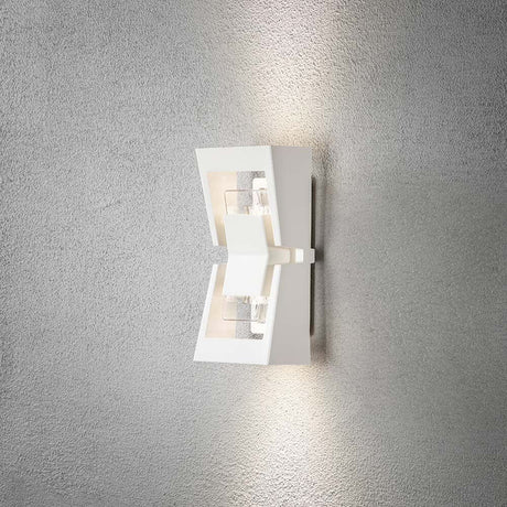 Potenza utendørs vegglampe hvit, klart akrylglass montert på en grå vegg.