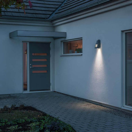 Styrke LED Udendørs væglampe IP54 monteret ved siden af en indgangsdør med blød belysning.