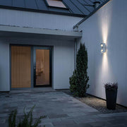 Potenza LED Außenwandleuchte an der Wand eines modernen Hauses in der Abenddämmerung.