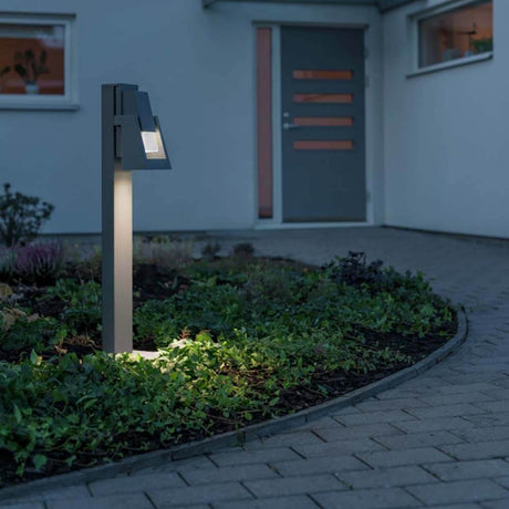 Potenza LED pullerlekt i moderne design lyser opp en hagegang om natten.